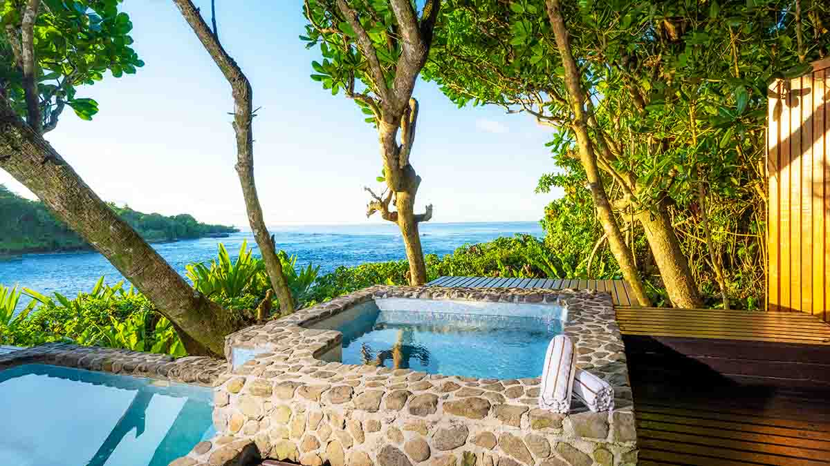 Rosi villa plunge pool and hot tub overlooking the sea at Namale Resort