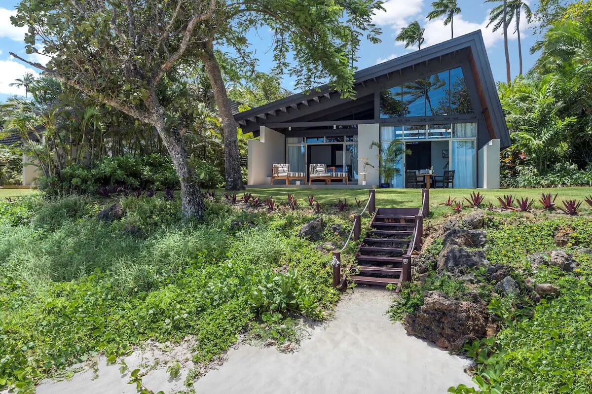 Beachfront Reef Bure and its garden steps at Shangri-La Yanuca Island, Fiji